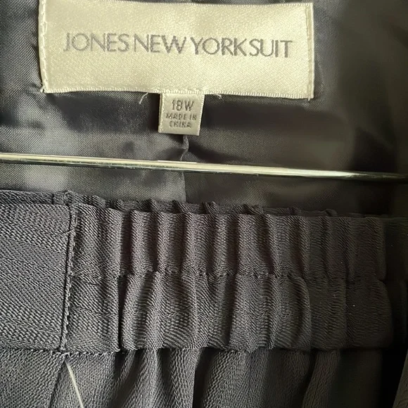 Jones New York Women’s 2 piece pantsuit - Picture 6 of 8